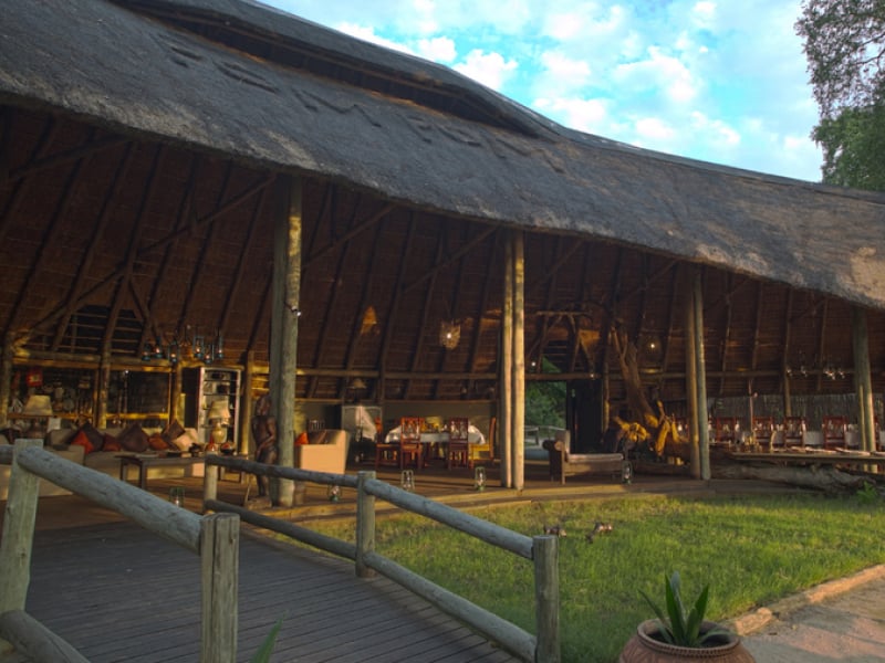 pom-pom-safari-camp-botswana-buiten-lounge
