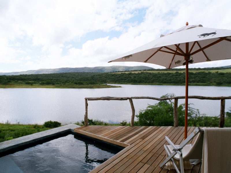pumba-game-reserve-water-lodge-safari-zwembad-uitzicht