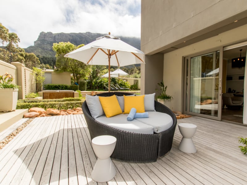 pure-guest-house-hout-bay-zuid-afrika-outside-lounge-area