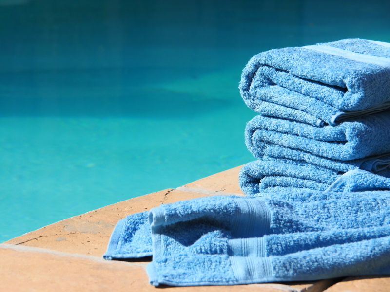 pure-guest-house-hout-bay-zuid-afrika-pool-towels