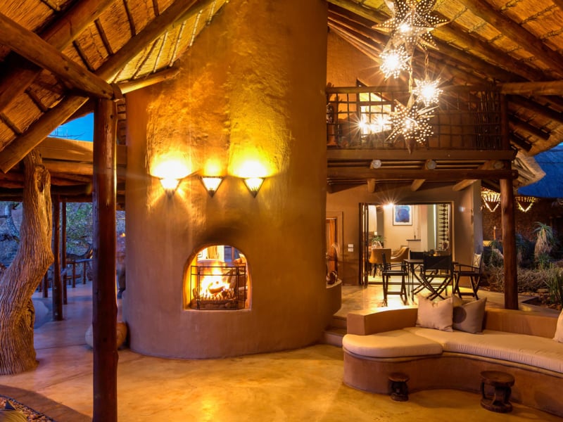 royal-madikwe-safari-lodge-madikwe-game-reserve-open-haard-lounge