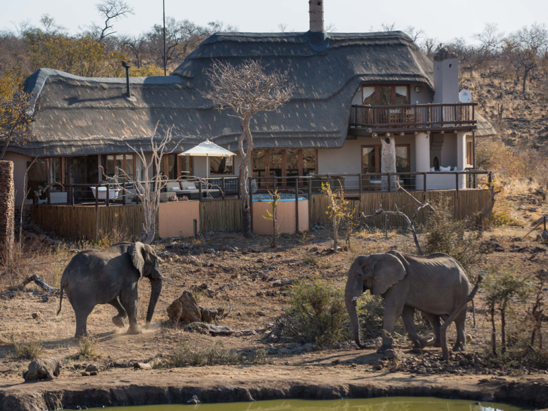 royal-madikwe-safari-lodge-madikwe-game-reserve-vooraanzicht
