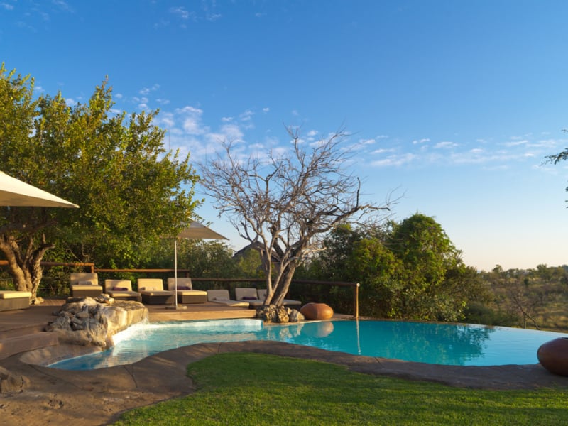 royal-madikwe-safari-lodge-madikwe-game-reserve-zwembad-met-uitzicht