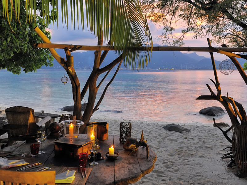 sainte-anne-private-island-seychellen-strand-diner