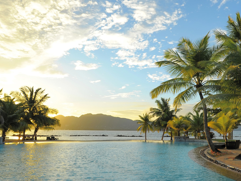 sainte-anne-private-island-seychellen-zwembad-uitzicht