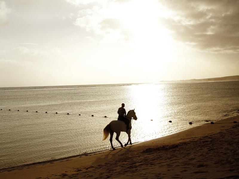 shanti-maurice-resort-mauritius-paardrijden-op-strand