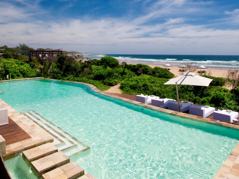 white-pearl-ponta-mamoli-resort-mozambique-zwembad-met-uitzicht