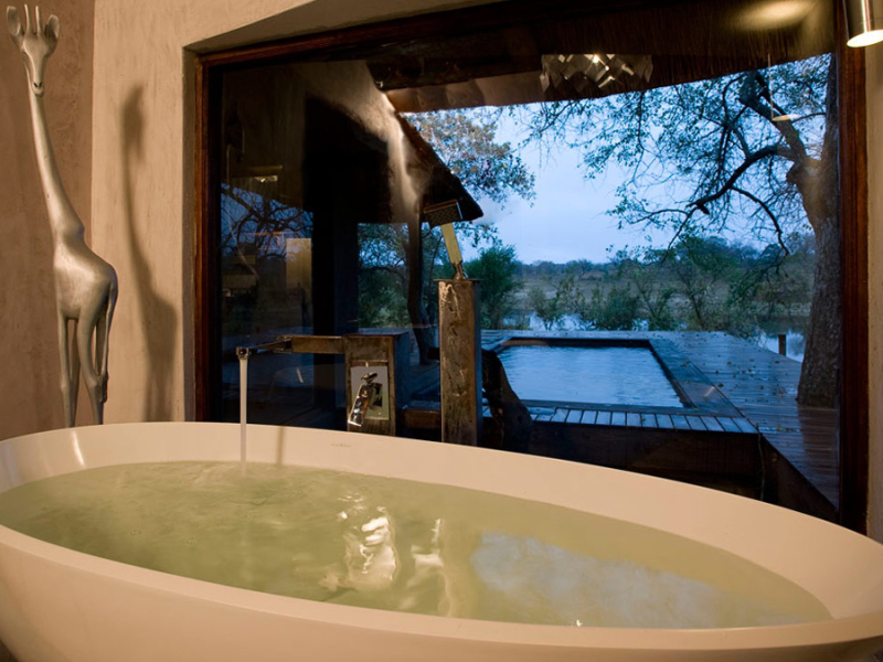 chitwa-chitwa-private-game-lodge-krugerpark-zuid-afrika-badkamer-uitzicht-1.jpg