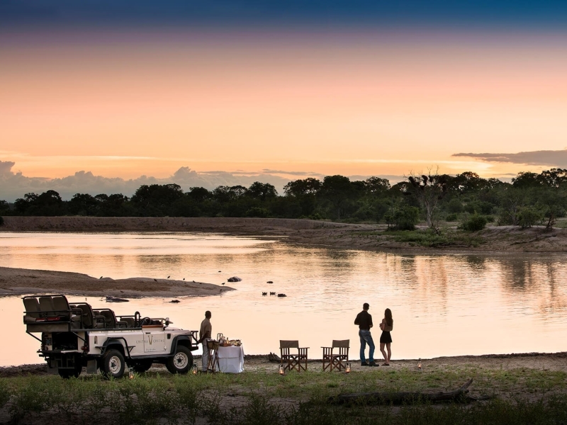 chitwa-chitwa-safari-lodge-guests-dam-sundowners.jpg