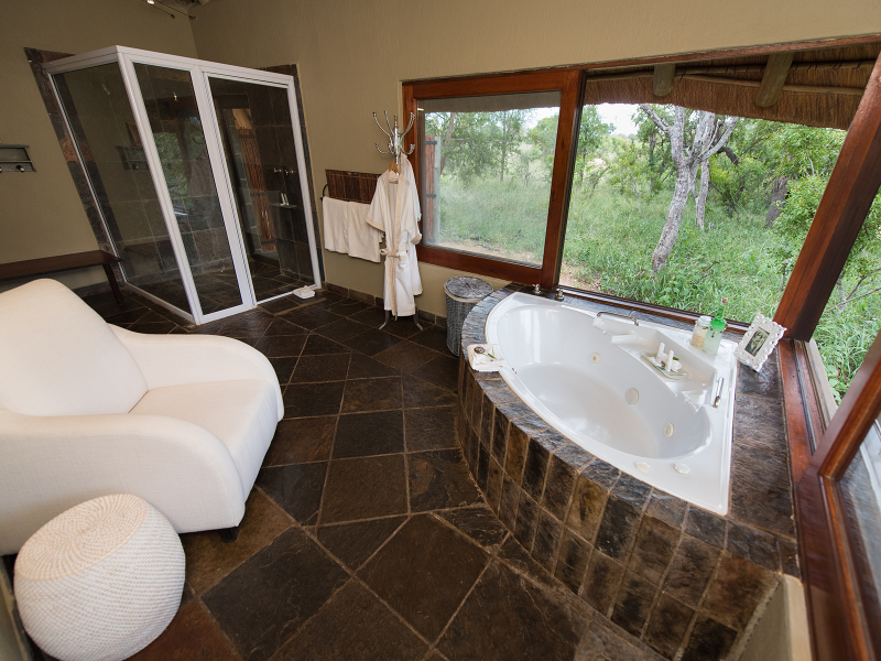 Kambaku River Sands Lodge bathroom