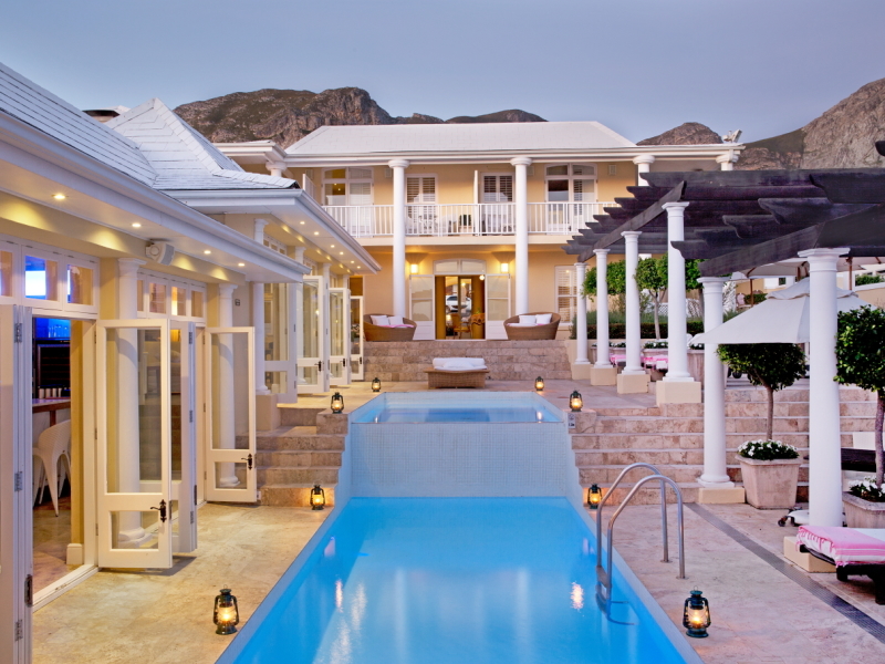 poolcourtyard