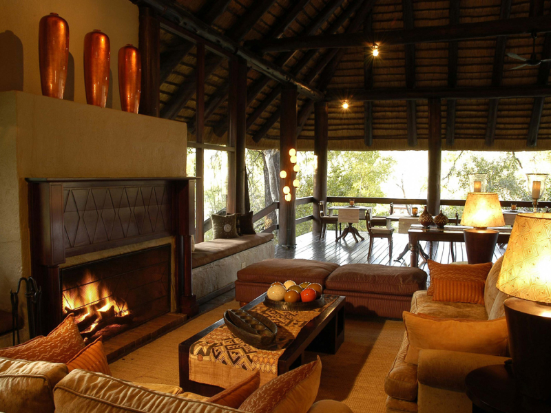 sabi-sabi-little-bush-camp-private-game-reserve-safari-krugerpark-sabi-sands-lounge-met-haard-1.jpg