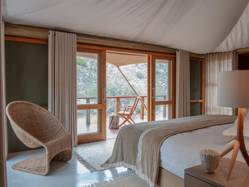 sanbona-dwyka-tented-lodge-slaapkamer-met-uitzicht