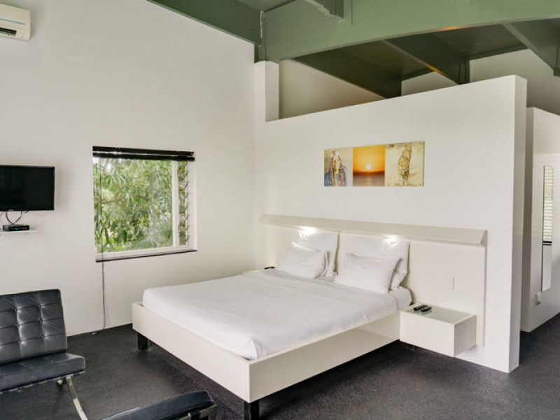serene-estate-bedroom