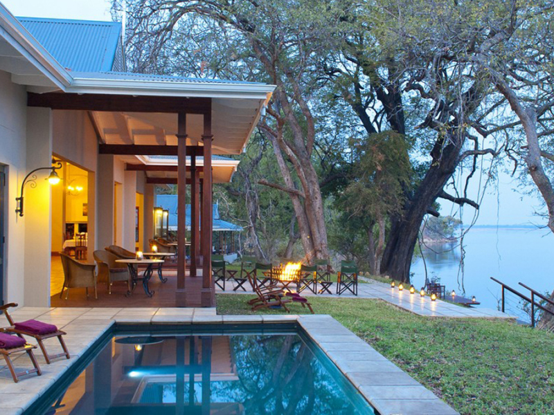 bains-river-camp-safari-lodge-zambia-buiten-lounge
