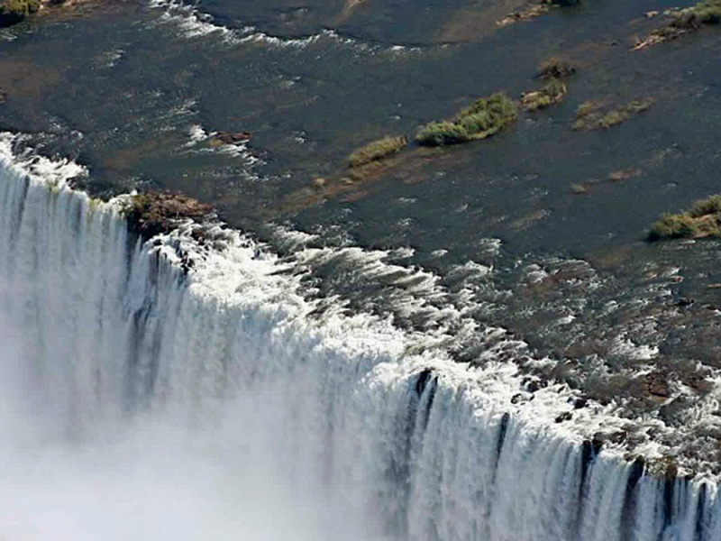 de-zambezi-rivier-en-de-victoria-falls-in-zambia