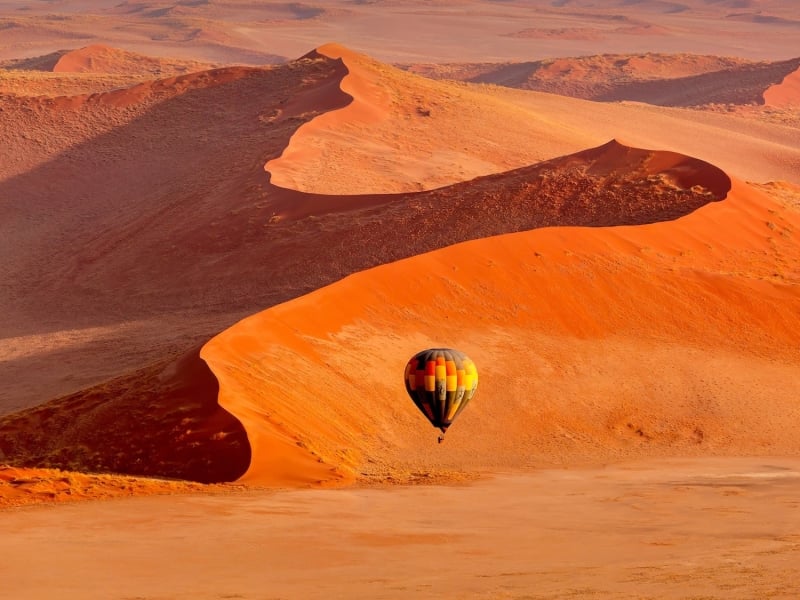 luchtballon varen in zuid-afrika nabidia sand dunes dessert