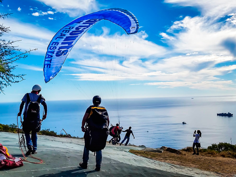 Paragliding in zuid-afrika vanaf signal hill