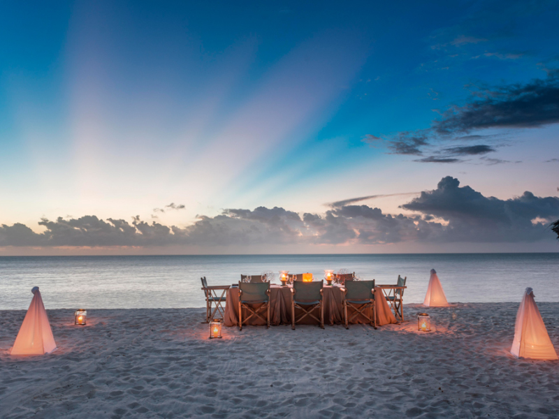 seychellen-diner-op-strand