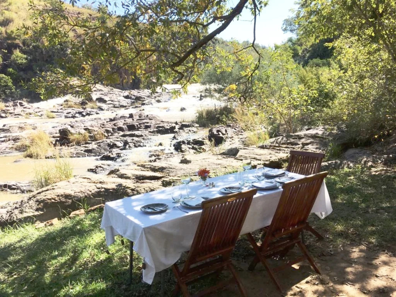 esiweni-luxery-safari-lodge-outdoor-diner