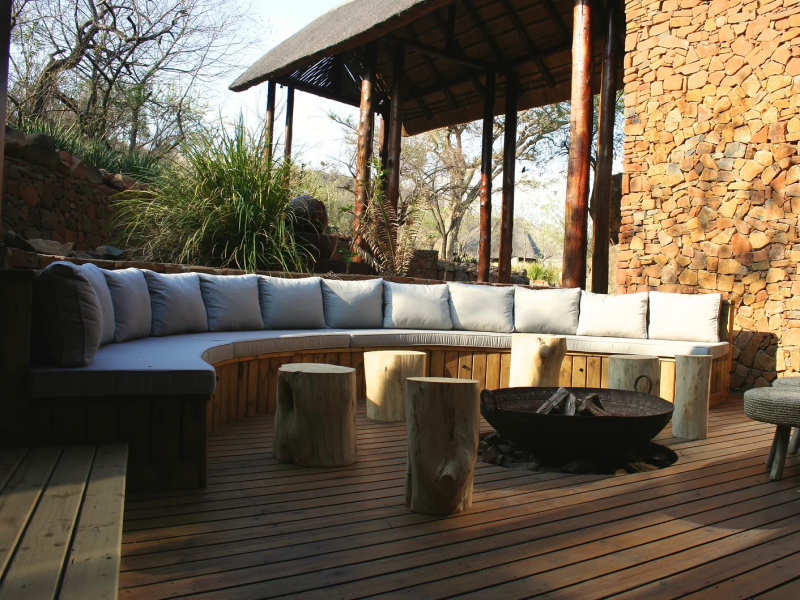 esiweni-luxery-safari-lodge-outdoor-lounge