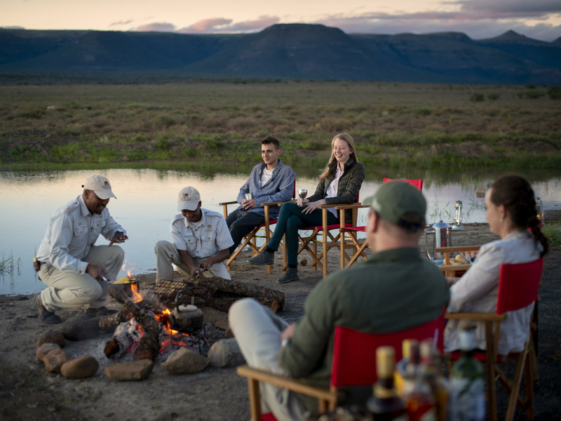 fly-camping-dinner-campfire-guests-samara-karoo-dook