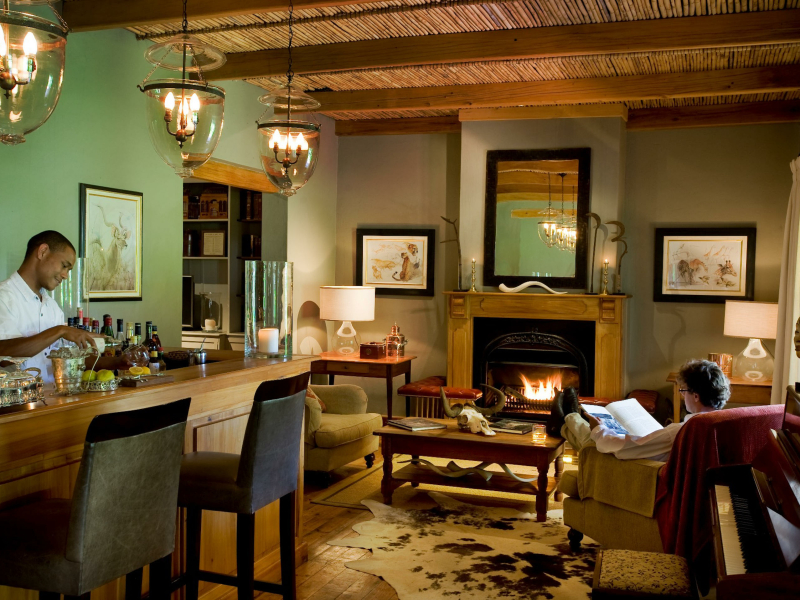 samara-karoo-lodge-cosy-bar-area