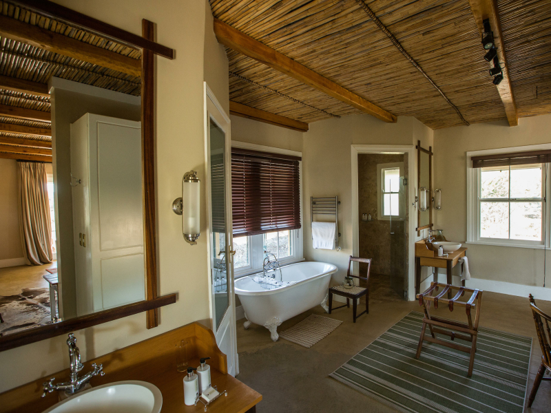 samara-karoo-lodge-large-bathroom-with-basins-bath-and-shower