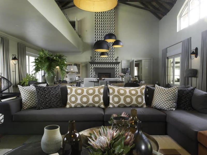 the-thatch-house-hotel-hermanus-lounge-area