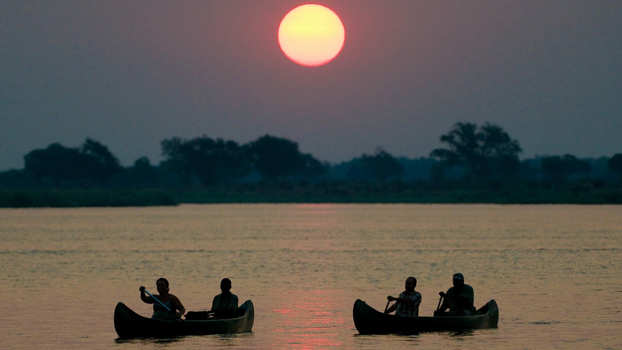 canoe-safari-in-mana-pools-national-park-in-zimbabwe
