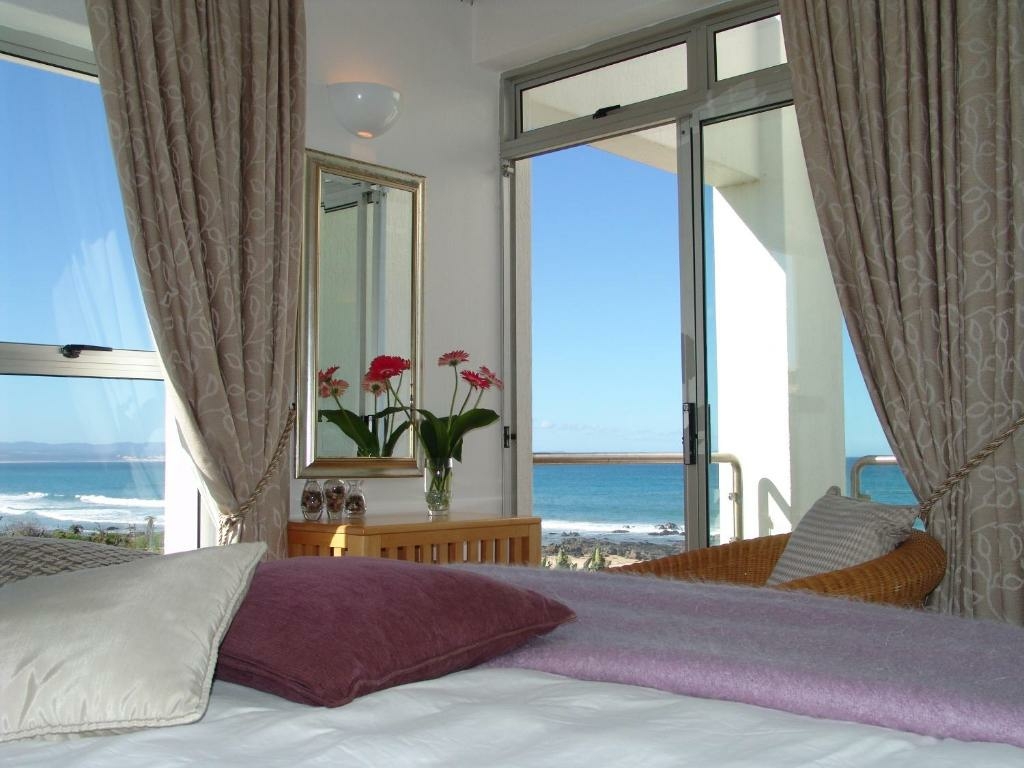 diaz-15-luxury-accommodation-jeffreys-bay-bedroom-upstairs-with-sea-view
