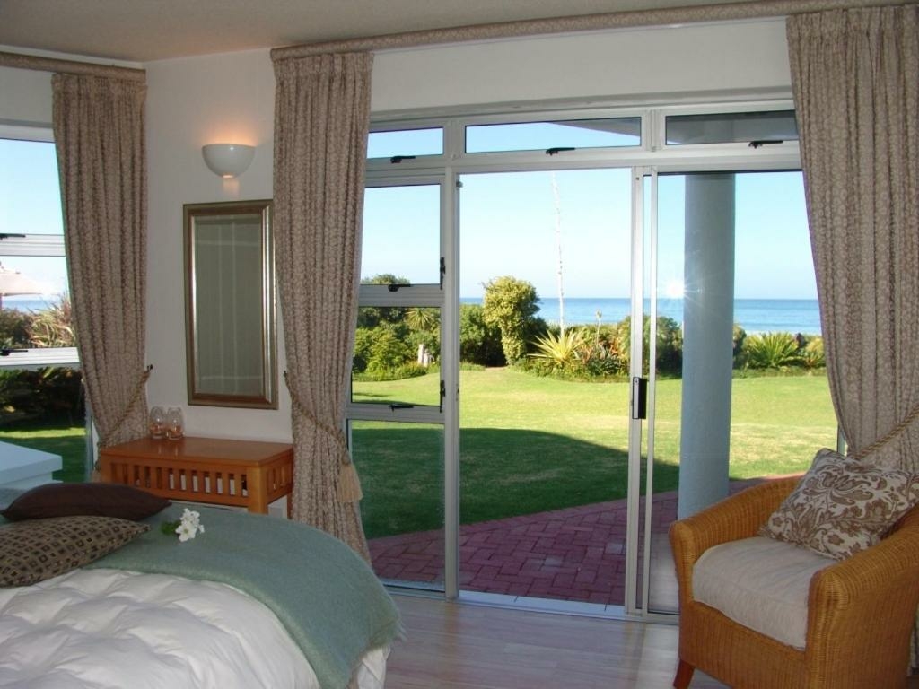 diaz-15-luxury-accommodation-jeffreys-bay-bedroom-with-garden-view