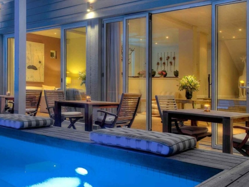 pool-side-dinner-tables-at-sea-five-luxurious-boutique-hotel-camps-bay pool-side-dinner-tables-at-sea-five-luxurious-boutique-hotel-camps-bay