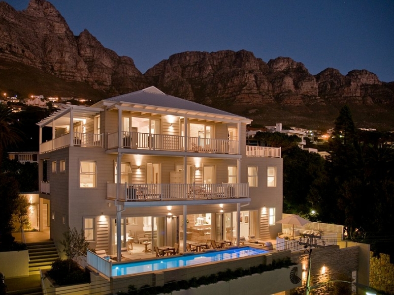 sea-five-boutique-hotel-at-night