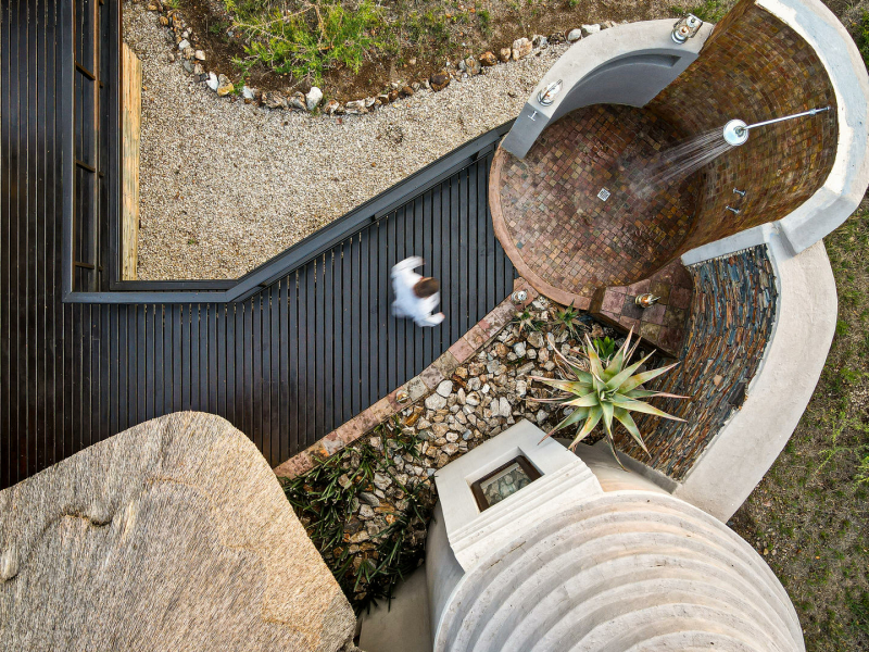 jamala_safari_lodge_outdoor_shower.