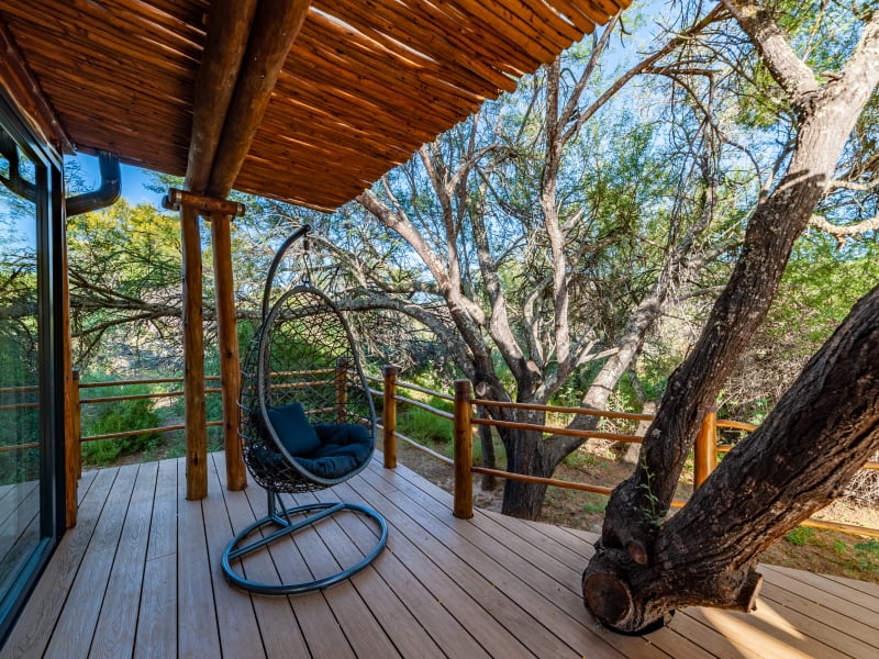 kingsley_lodge_bedroom_deck