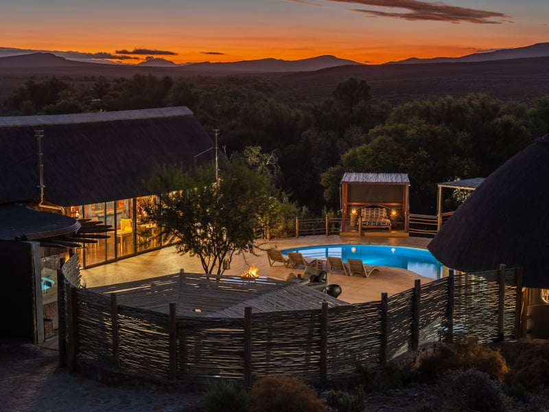 kingsley_lodge_pool_deck_night