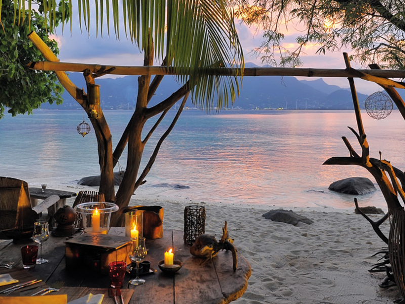 sainte-anne-private-island-seychellen-strand-diner