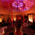 Deelnemers van een meditatie en adem les zitten in de yurt