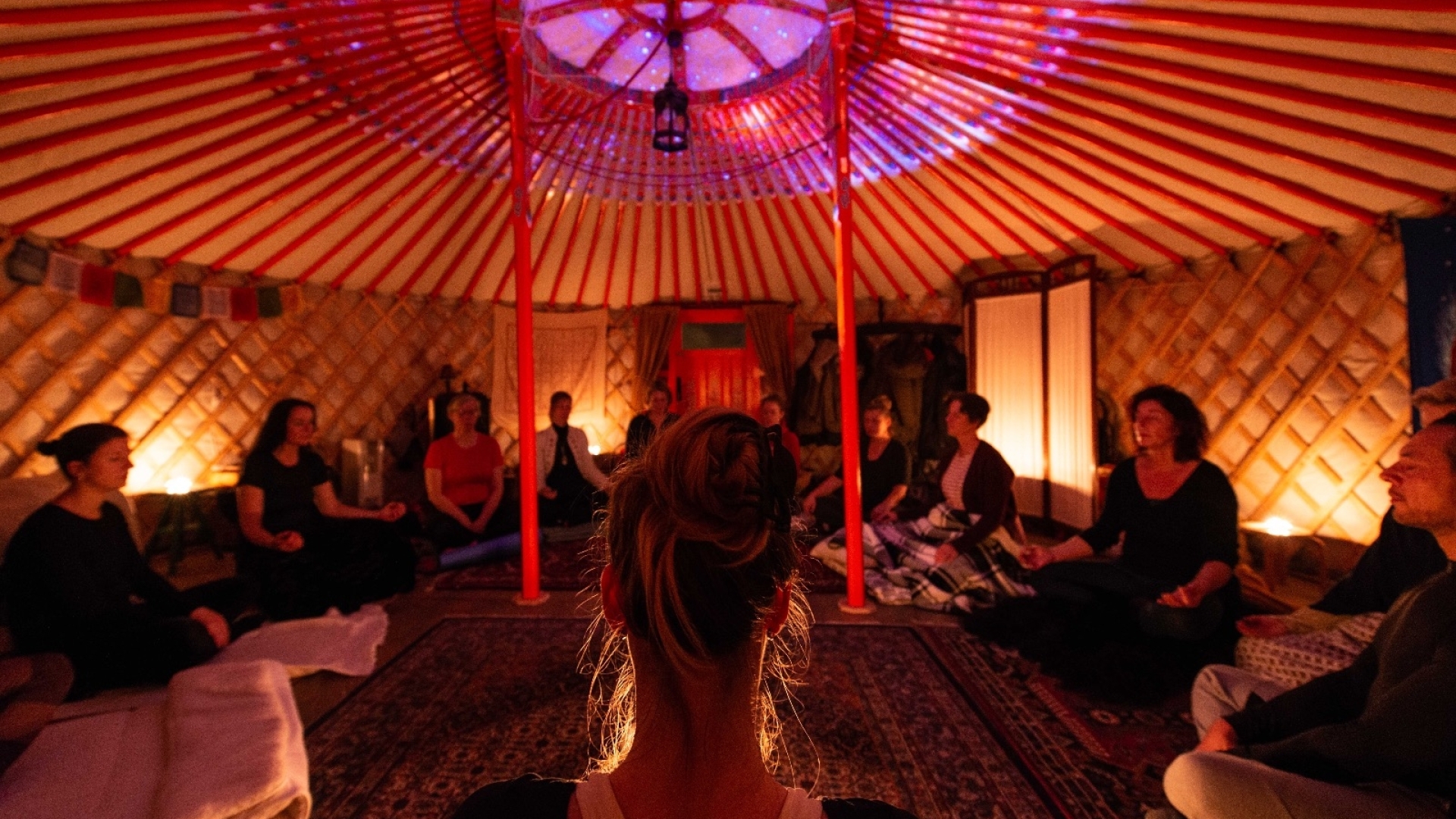 Deelnemers van een meditatie en adem les zitten in de yurt