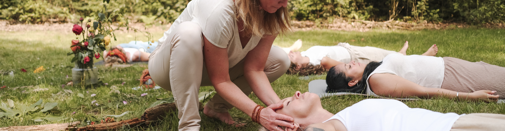 Vrouw geeft vrouw energetische healing