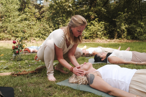 Vrouw geeft vrouw energetische healing