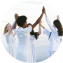 Sisterhood; 5 vrouwen in het wit houden elkaars handen vast in de lucht