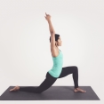 Vrouw doet yogahouding - crescent Moon pose - anjaneyasana - maansikkelhouding - lage lunge