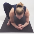 Vrouw doet yogahouding - lizard pose - utthan-pristhasana - lage-lunge