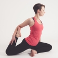 Vrouw doet yogahouding - zeemeermin - duifhouding - Eka Pada Rajakapotasana - Eka (een), Pada (voet of been), Raja (koning) en Kapotasana (Duif)