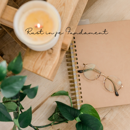 Flatlay foto Kaars, Plant, Journal, Bril.
