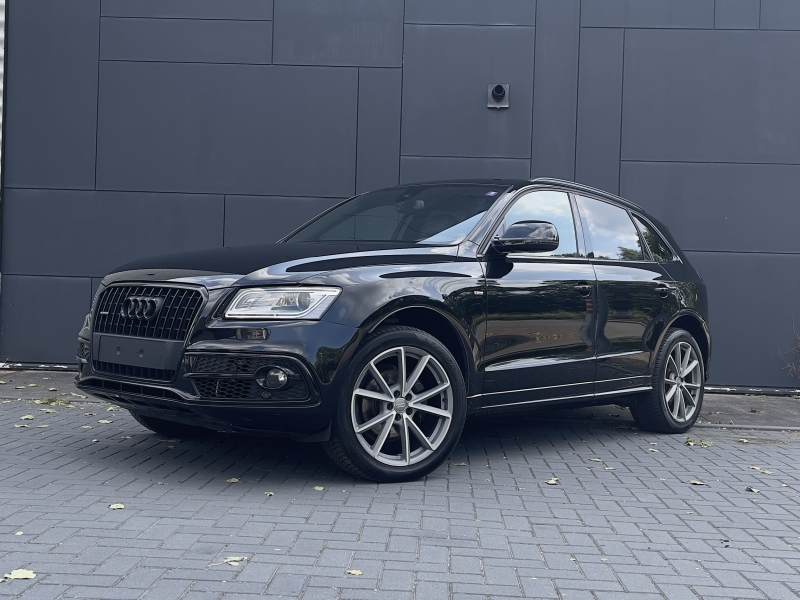 Audi q5 die met de hand gewassen is en gepolijst bij falcon customs en detailing