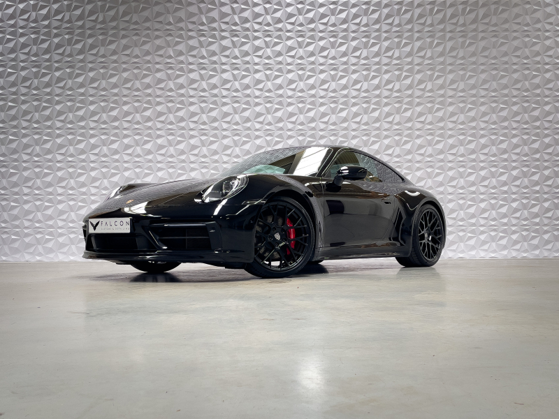 Porsche 911 carrera 4s die gewassen, gepolijst en gereinigd is door falcon customs & Detailing