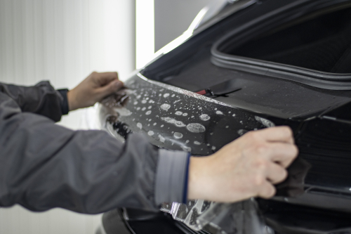 doorzichtige folie op de auto voor bescherming